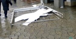 В Днепре на пешехода упала вывеска супермаркета (Фото) - рис. 9