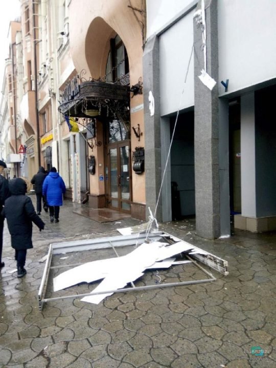 В Днепре на пешехода упала вывеска супермаркета (Фото) - рис. 1