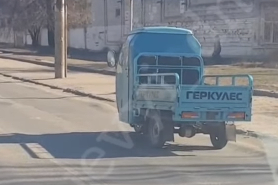 На дорогах Днепра заметили трехколесное такси-моторикшу (Видео) - рис. 1