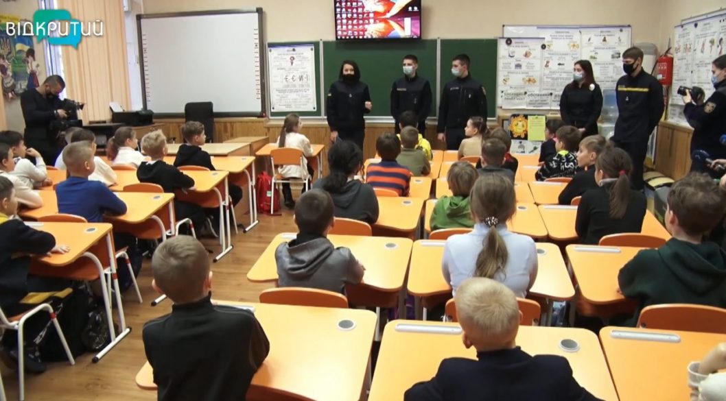 В Днепре полицейские и спасатели рассказали детям о правилах поведения в чрезвычайных ситуациях - рис. 1