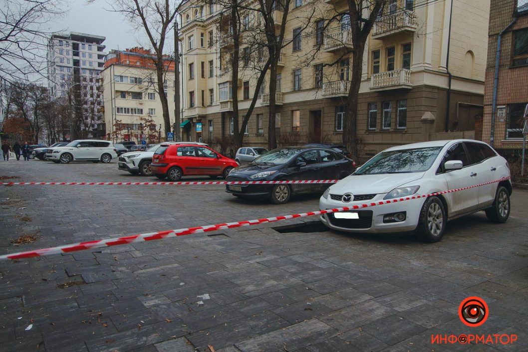 В Днепре на Ивана Акинфеева под авто провалилась тротуарная плитка (Фото) - рис. 1
