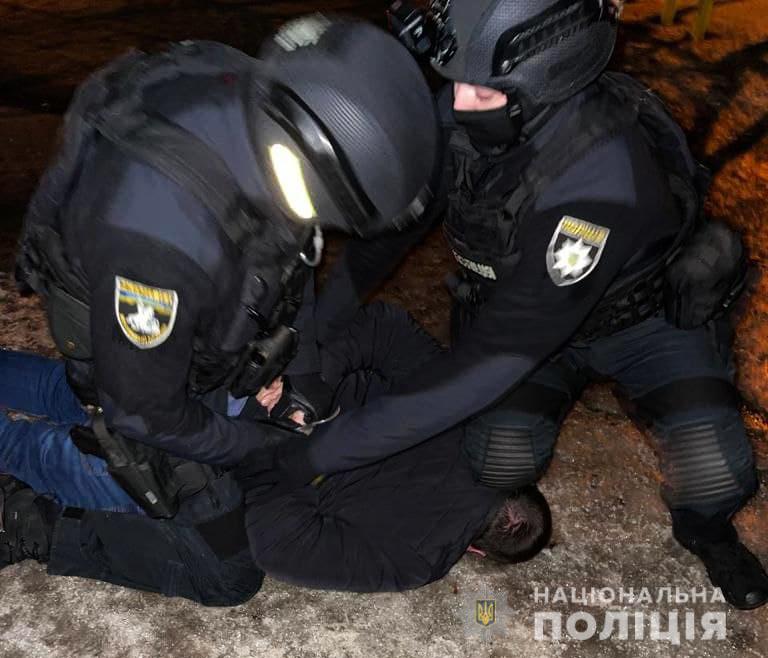 В Киеве задержали полицейских из Днепра, которые вымогали тысячи долларов (Фото) - рис. 1