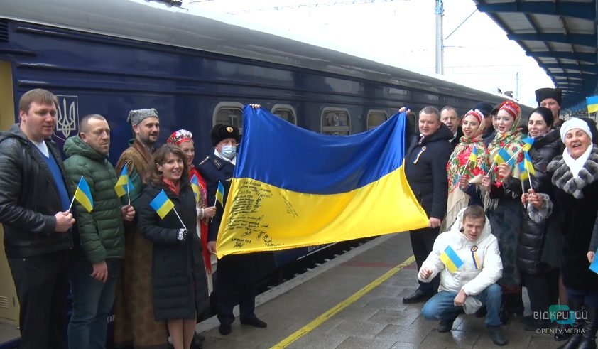С запада на восток через Днепр: в Украине запустили «поезд единения» - рис. 1