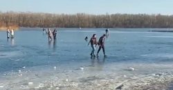 В днепровском сквере «Прибережный» родители с детьми гуляют по тающему льду (Видео) - рис. 3