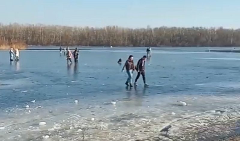В днепровском сквере «Прибережный» родители с детьми гуляют по тающему льду (Видео) - рис. 1