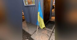 В Днепре на Рабочей двое пьяных мужчин украли государственный флаг Украины - рис. 8