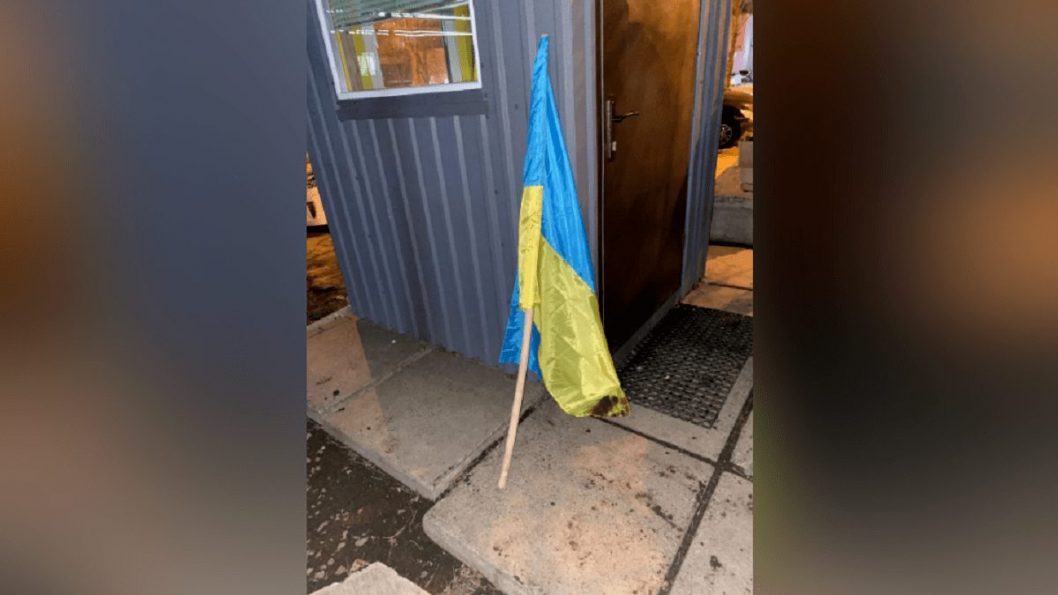 В Днепре на Рабочей двое пьяных мужчин украли государственный флаг Украины - рис. 1
