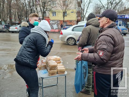 Герой нашего времени: в Кривом Роге блогер бесплатно раздавал хлеб всем желающим - рис. 4