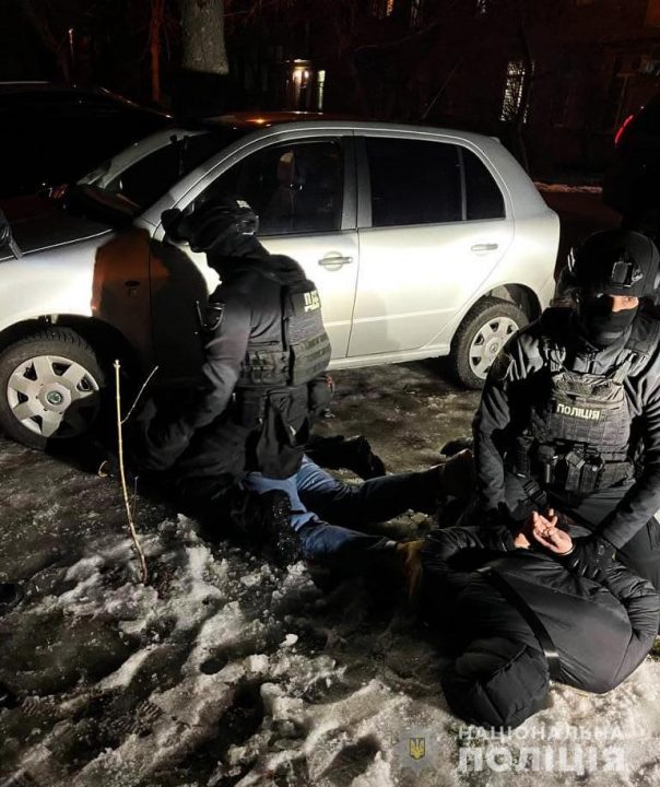 В Киеве задержали полицейских из Днепра, которые вымогали тысячи долларов (Фото) - рис. 2