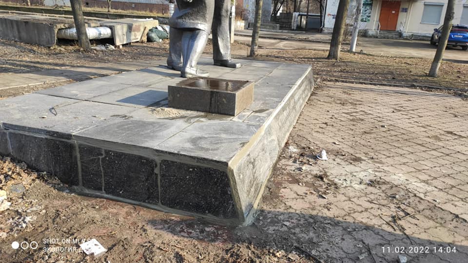 В Днепре разбили памятник подпольщикам, которые боролись с нацистами (Фото) - рис. 1