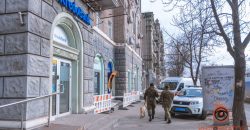 В центре Днепра «заминировали» отделение банка: работают взрывотехники - рис. 4