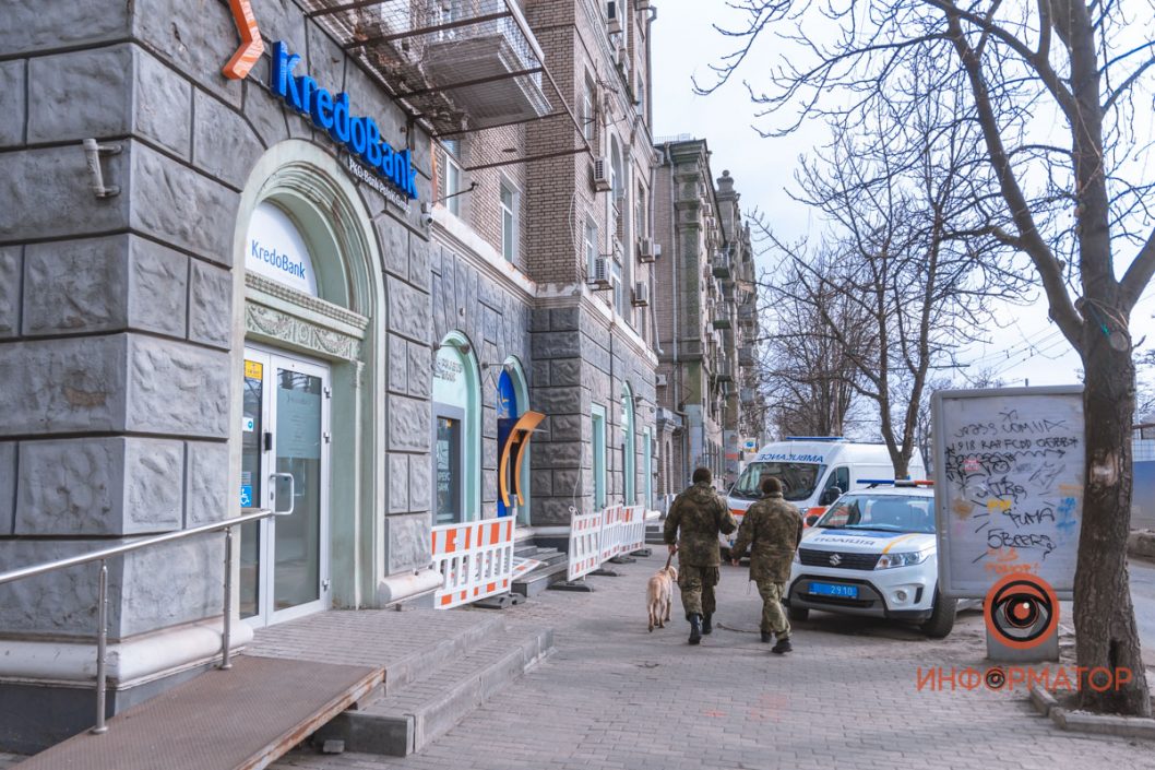 В центре Днепра «заминировали» отделение банка: работают взрывотехники - рис. 1