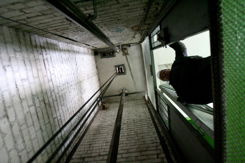 На Днепропетровщине 86-летний пациент больницы насмерть разбился в шахте лифта - рис. 1