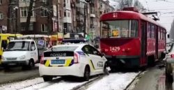 В Днепре на 12 квартале полицейское авто врезалось в трамвай (Фото/Видео) - рис. 22