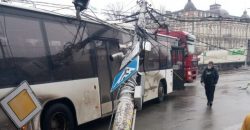 В Днепре на Шмидта грузовик зацепил электроопору: движение транспорта парализовано - рис. 4
