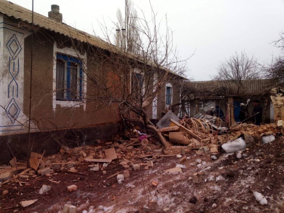 Боевики обстреляли украинские населенные пункты на границе с ОРДЛО: есть пострадавшие - рис. 6