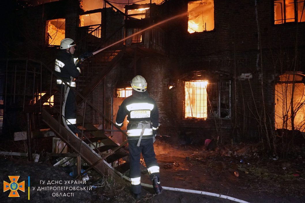 Дым было видно за километры: в Днепре горело заброшенное двухэтажное здание (Видео) - рис. 4