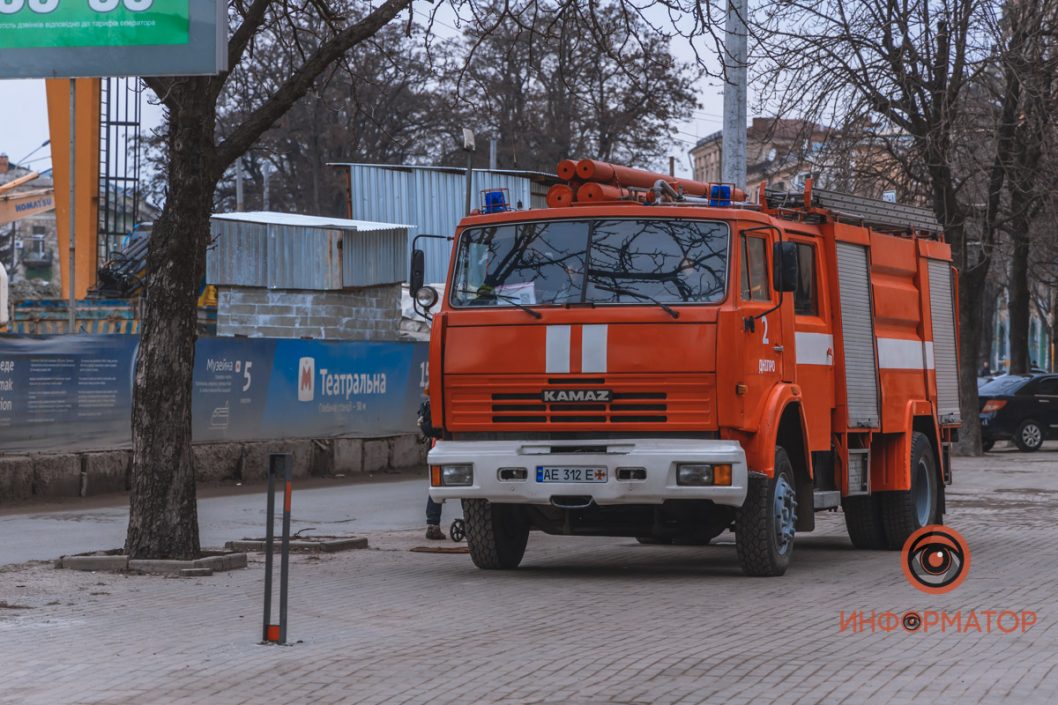 В центре Днепра «заминировали» отделение банка: работают взрывотехники - рис. 3