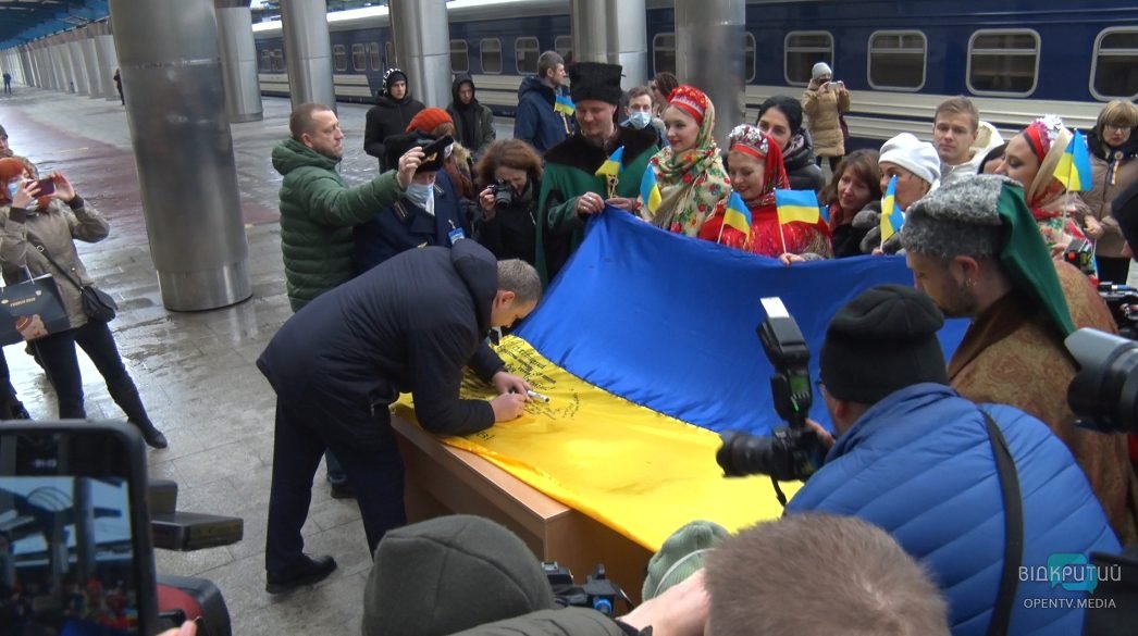 С запада на восток через Днепр: в Украине запустили «поезд единения» - рис. 3