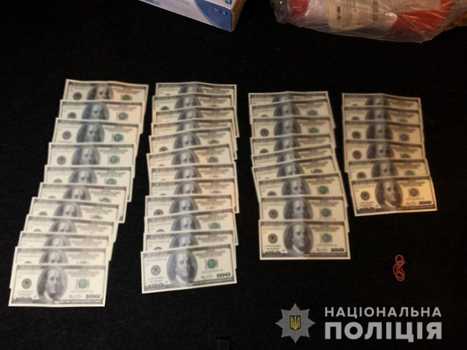 В Киеве задержали полицейских из Днепра, которые вымогали тысячи долларов (Фото) - рис. 3
