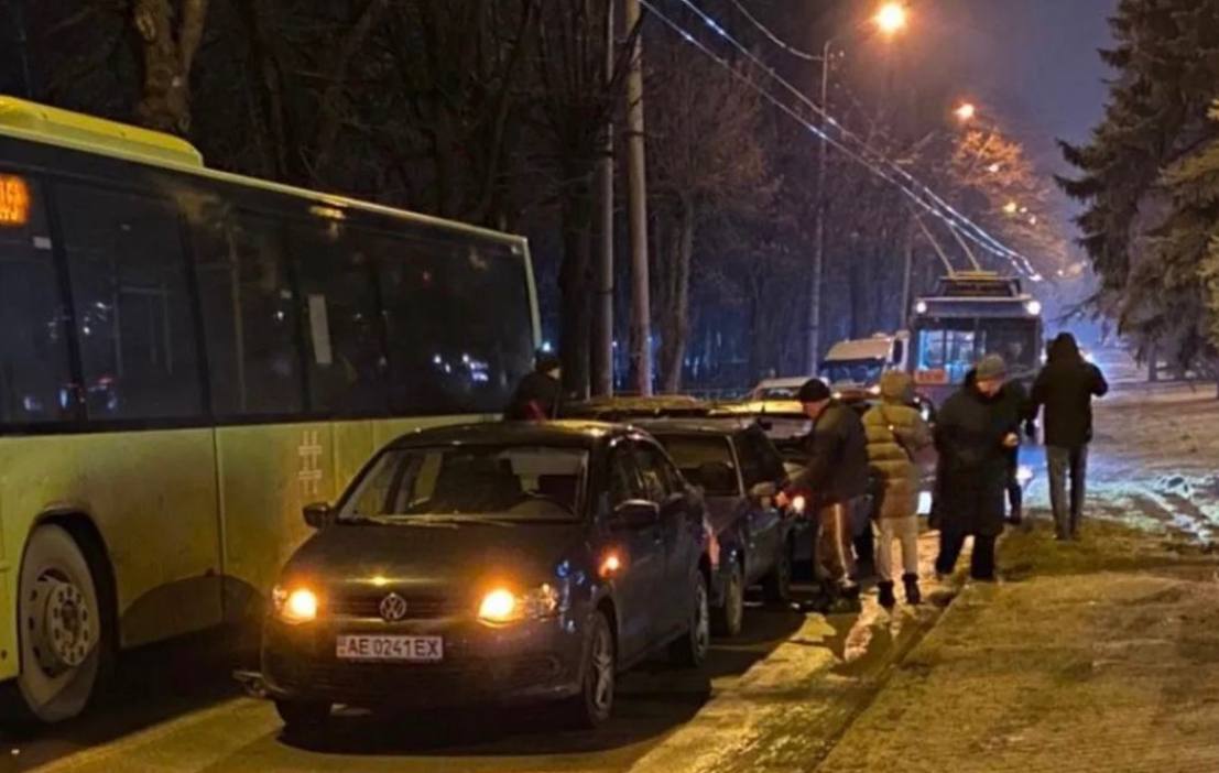 В Днепре на Гагарина столкнулись 4 легковушки и автобус: движение парализовано - рис. 2