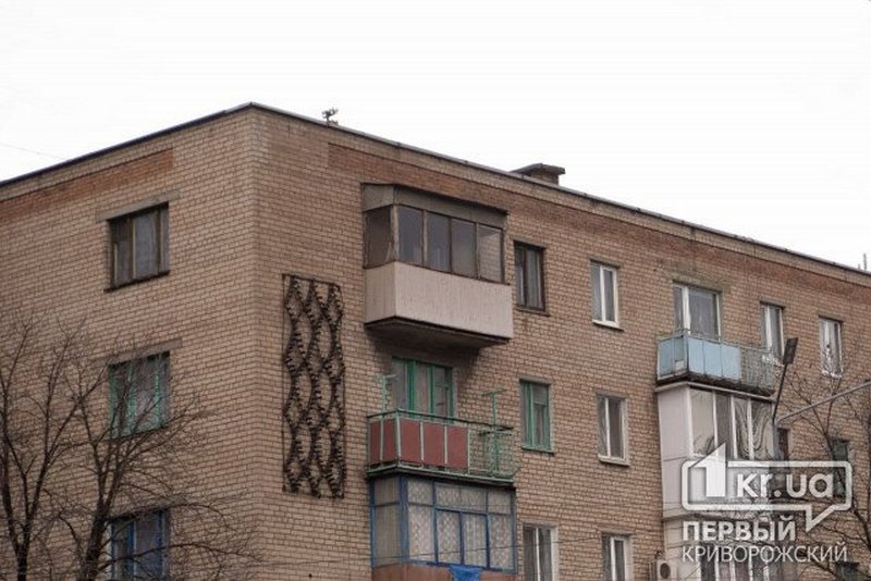 На Днепропетровщине пьяный мужчина выпал с третьего этажа и остался жив - рис. 1