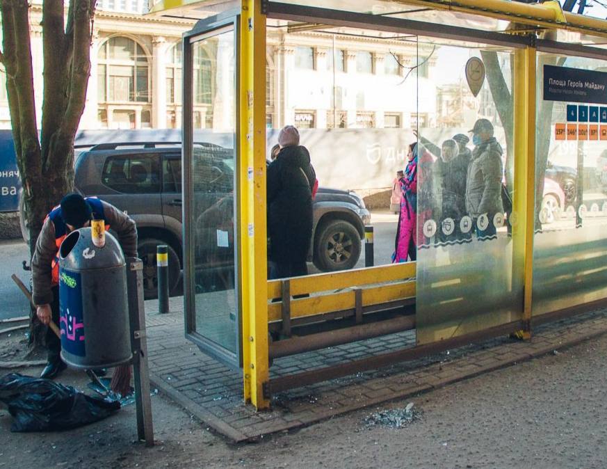 В центре Днепра парень разнёс остановку общественного транспорта - рис. 1