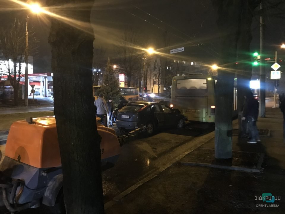 В Днепре на Гагарина столкнулись 4 легковушки и автобус: движение парализовано - рис. 1