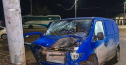 В Днепре на ж/м Парус водитель фургона врезался в столб: пострадали три человека - рис. 4