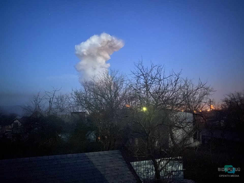 Дым и взрывы в Днепре: в Украине ввели военное положение (Видео) - рис. 2
