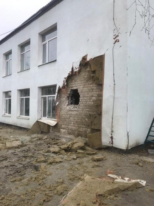 Боевики обстреляли украинские населенные пункты на границе с ОРДЛО: есть пострадавшие - рис. 2