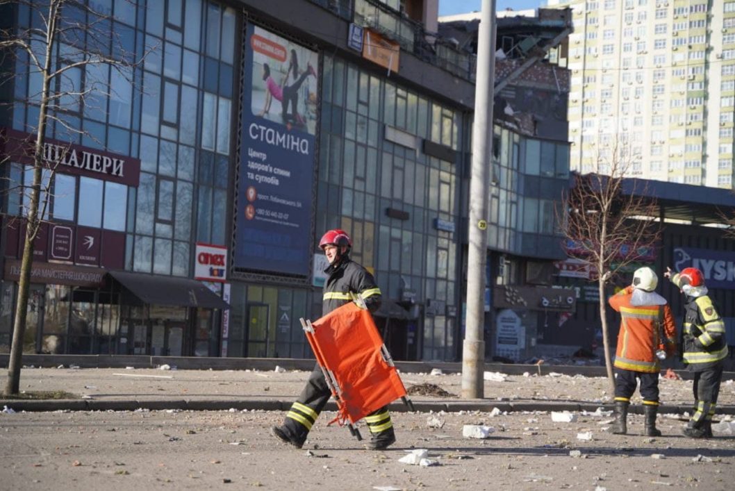 В Киеве на проспекте Лобановского в жилой дом попала вражеская ракета (Фото) - рис. 2