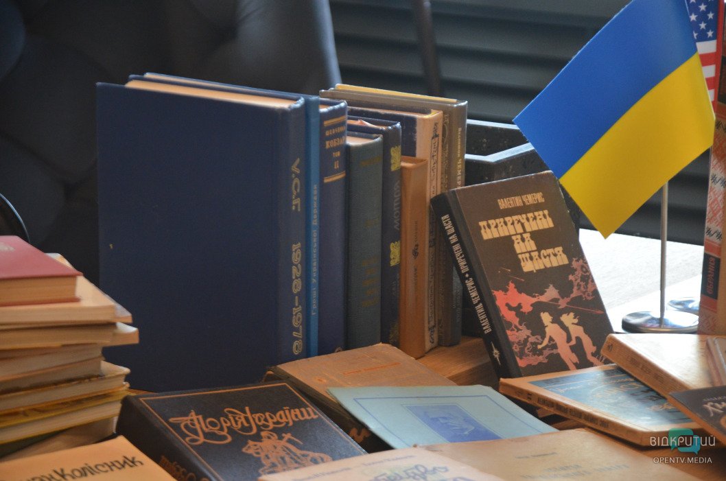 В Днепре фонд библиотеки украинской диаспоры пополнился 3000 уникальных книг (Фото) - рис. 12