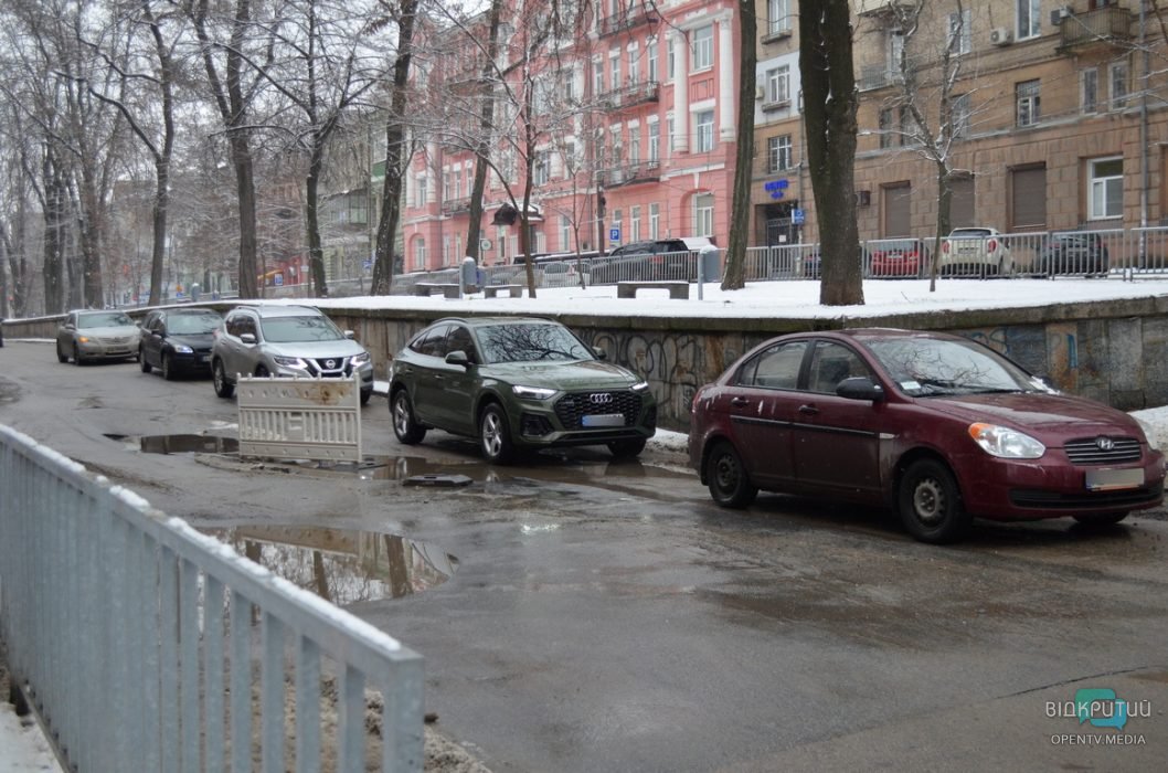 В Днепре на улице Гоголя, 14-а провалился асфальт