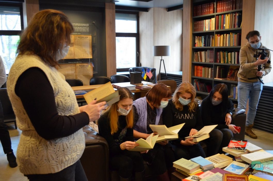 В Днепре фонд библиотеки украинской диаспоры пополнился 3000 уникальных книг (Фото) - рис. 10