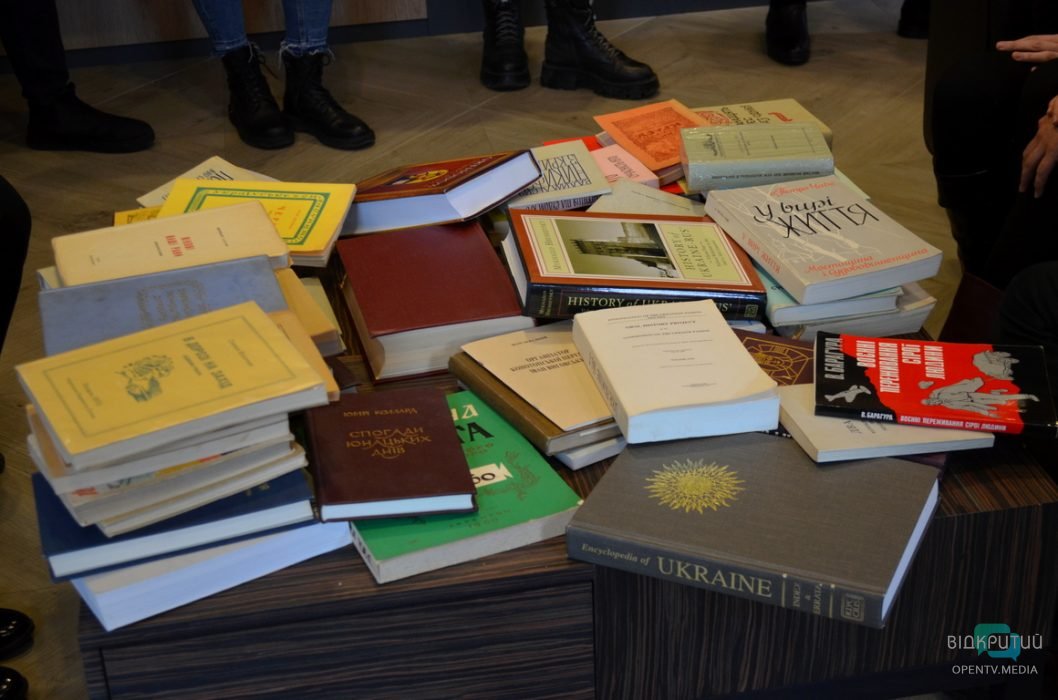 В Днепре фонд библиотеки украинской диаспоры пополнился 3000 уникальных книг (Фото) - рис. 1