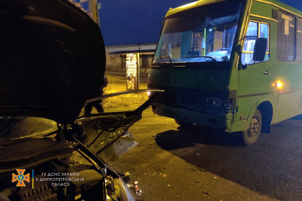 В Днепре на Передовой автобус протаранил легковушку: пострадал водитель Kia - рис. 1