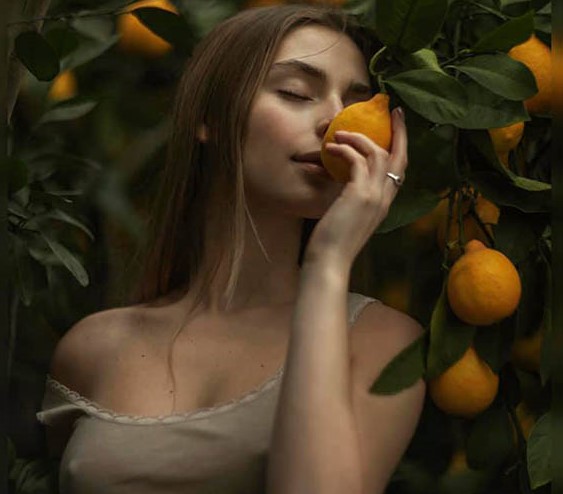 В Днепре мастер создал фотосессию в стиле ню «Девушка с апельсинами»