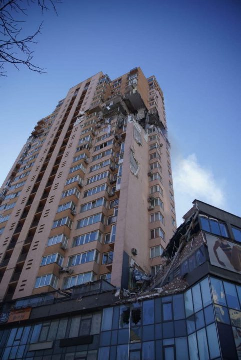 В Киеве на проспекте Лобановского в жилой дом попала вражеская ракета (Фото) - рис. 3