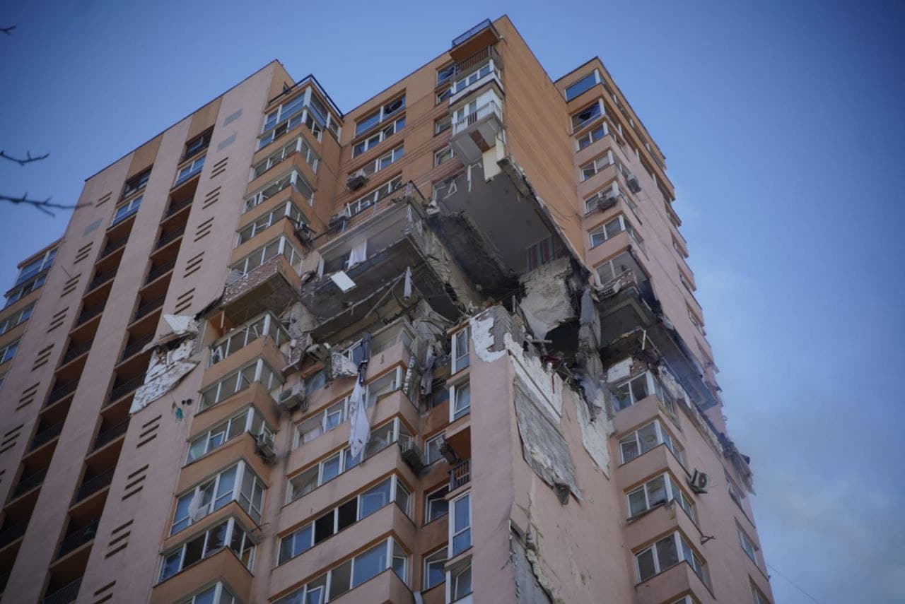 В Киеве на проспекте Лобановского в жилой дом попала вражеская ракета (Фото) - рис. 8