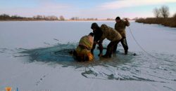 В Днепропетровской области мужчина нырнул в прорубь и утонул: появилось видео - рис. 6