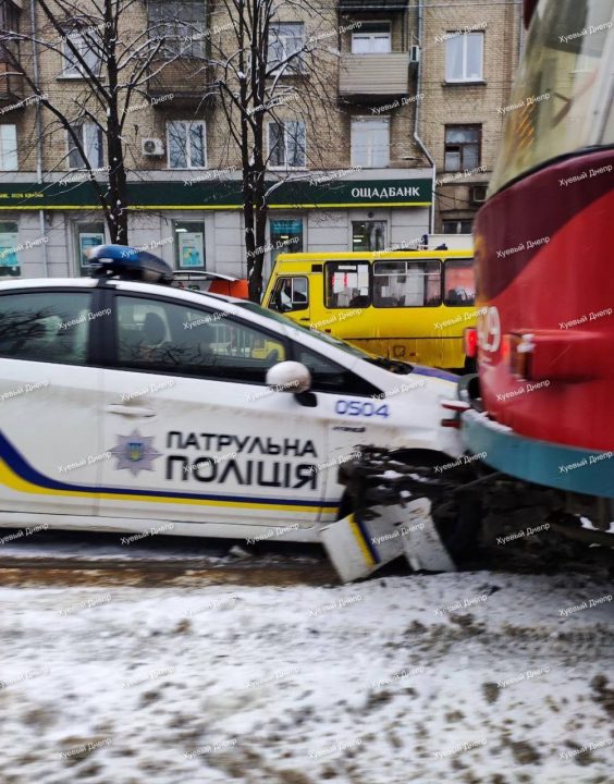 В Днепре на 12 квартале полицейское авто врезалось в трамвай (Фото/Видео) - рис. 2