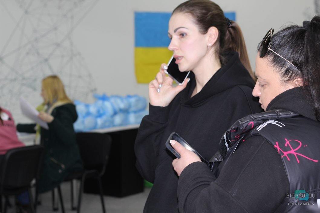 Как в Днепре работает штаб волонтерской помощи: фоторепортаж - рис. 9