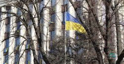 В Днепре из окон админзданий вывесили украинские флаги (Фото) - рис. 7