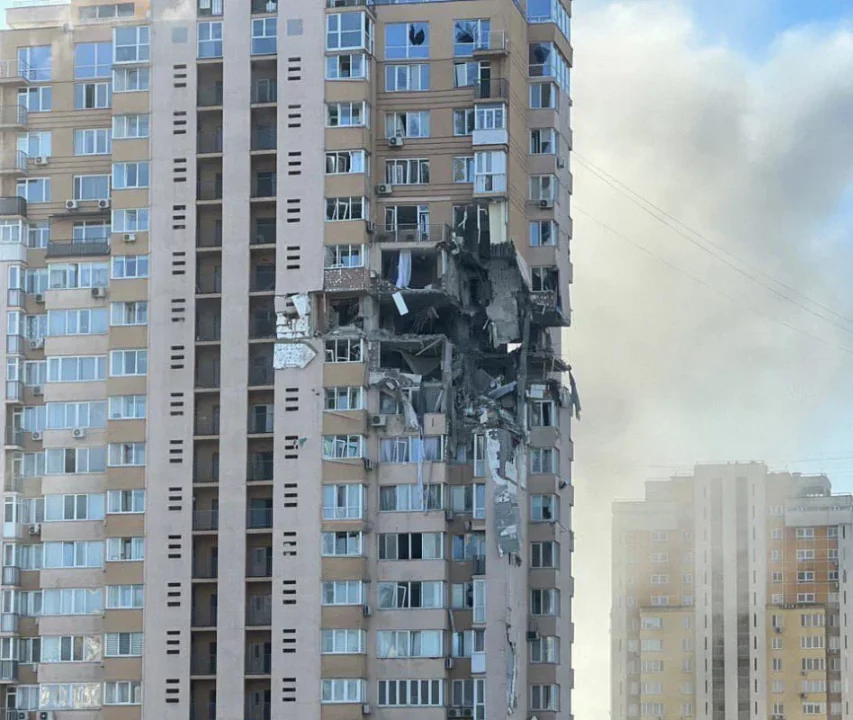 В Киеве на проспекте Лобановского в жилой дом попала вражеская ракета (Фото) - рис. 1