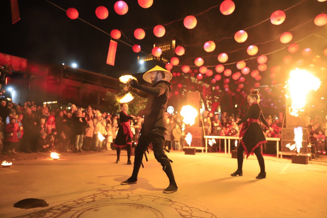 Театрализованные выступления и танец Золотого дракона: как в Днепре отметили Китайский Новый год (Фото) - рис. 1