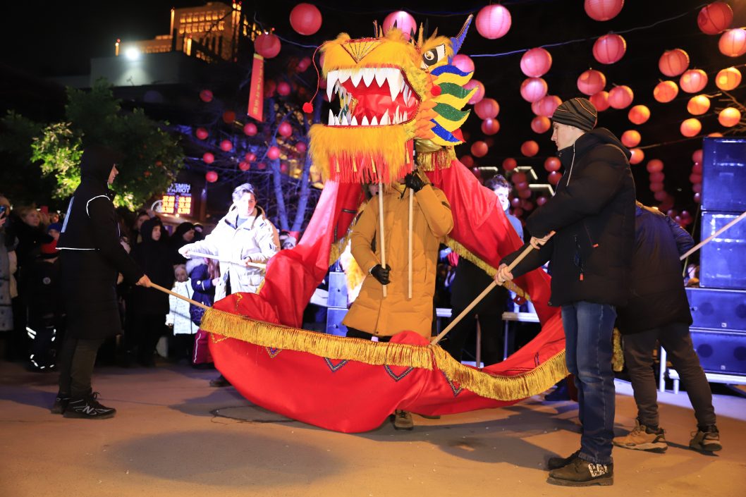 Театрализованные выступления и танец Золотого дракона: как в Днепре отметили Китайский Новый год (Фото) - рис. 5