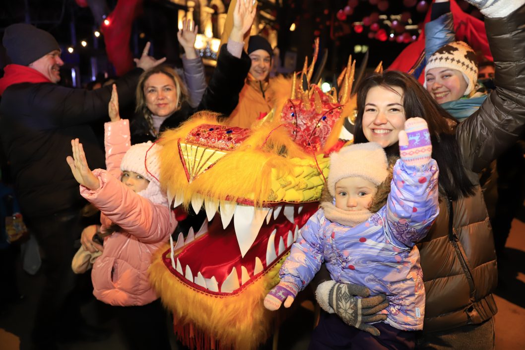 Театрализованные выступления и танец Золотого дракона: как в Днепре отметили Китайский Новый год (Фото) - рис. 6