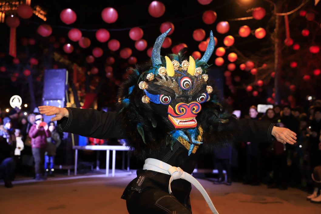 Театрализованные выступления и танец Золотого дракона: как в Днепре отметили Китайский Новый год (Фото) - рис. 7