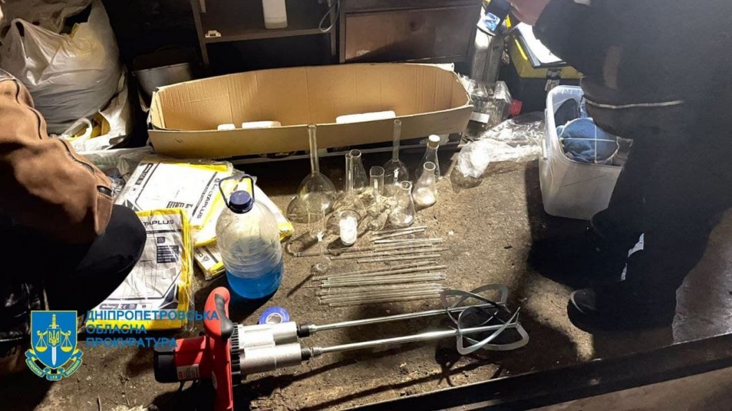 Зарабатывали до миллиона в месяц: на Днепропетровщине ликвидировали нарколабораторию - рис. 7